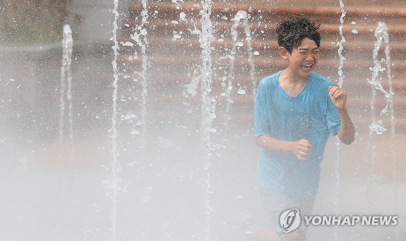 초여름 더위 '비켜' (출처=연합뉴스)