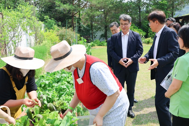 [세종=뉴시스] 농촌진흥청은 서효원 차장이 9일 전북 전주시 마음사랑병원을 찾아 바카라질환자 회복과 재활을 돕는 치유농업 프로그램의 현장 적용 관련 애로 사항 등을 점검했다고 밝혔다. (사진=농진청 제공) 2025.06.09. photo@newsis.com *재판매 및 DB 금지