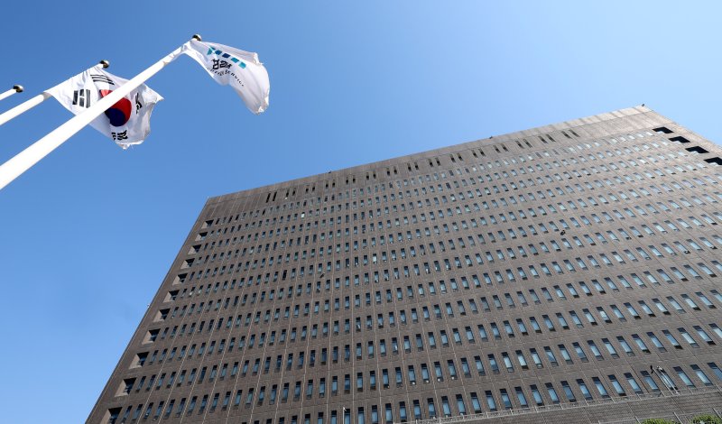 [서울=뉴시스] 추상철 기자 = 4일 오전 서울 서초구 서울중앙지방에볼루션 바카라 사이트청 앞으로 태극기와 에볼루션 바카라 사이트 깃발이 나란히 바람에 나부끼고 있다. 2025.06.04. scchoo@newsis.com