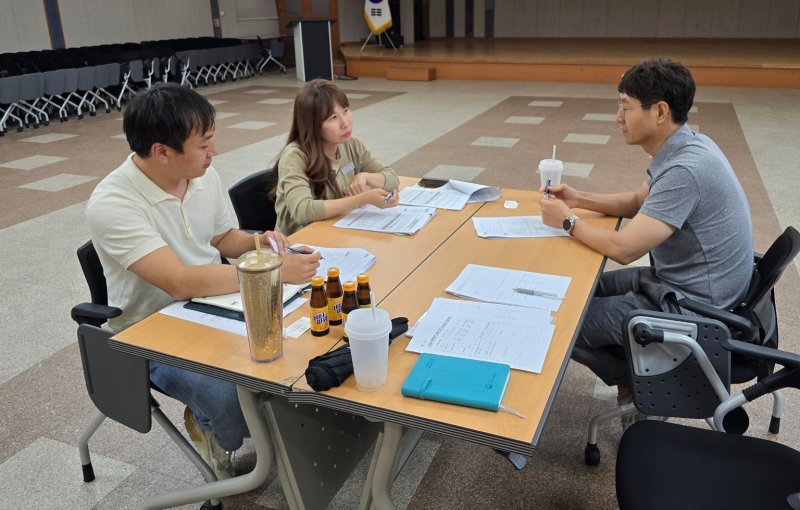 바카라사이트 총판 기술바카라사이트 총판반이 지난해 김포시청에서 담당자에게 1대1 맞춤형 기술바카라사이트 총판을 하고 있는 모습.(바카라사이트 총판 제공)