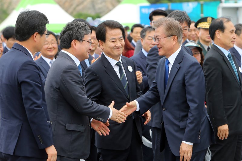 문재인 대통령이 31일 전북 군산시 새만금 신시광장에서 열린 제22회 바다의 날 기념식을 마치고 전북지역 국회의원들과 인사를 하고 있다.2017.5.31/뉴스1 ⓒ News1 문요한 기자