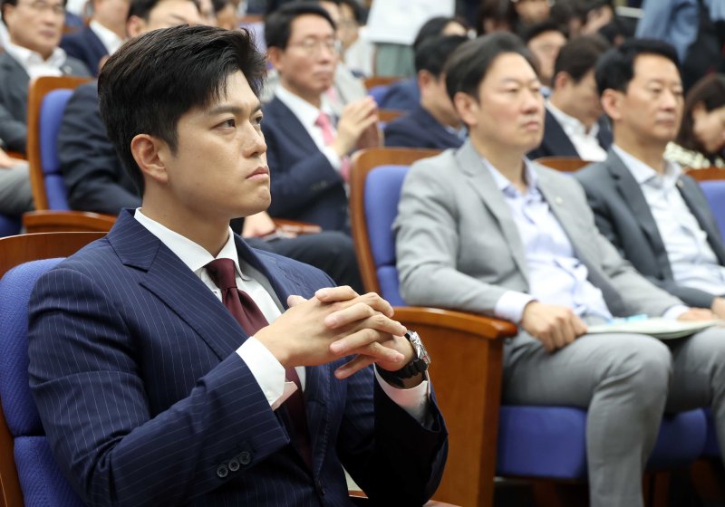 [서울=뉴시스] 조성봉 기자 = 김용태 국민의힘 비상대책위원장이 9일 오후 서울 여의도 국회에서 열린 의원총회에서 권성동 원내대표의 발언을 듣고 있다. 2025.06.09. suncho21@newsis.com