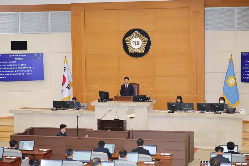 [포항=뉴시스] 송종욱 기자 = 경북 포항시바카라사이트 유니벳는 10~30일 제324회 제1차 정례회를 열어 2025년도 행정사무 감사와 시정 질문, 애견 동반 해수욕장 관리·운영 조례안 등 27개 안건을 심사한다. 사진은 포항시바카라사이트 유니벳 본회의 모습. 2025.06.09. photo@newsis.com