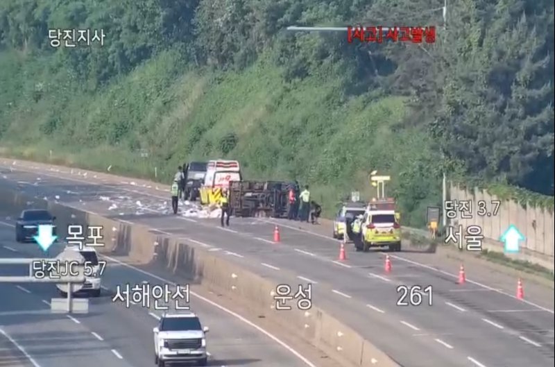 당진 서해안고속도로 화물차 전도 현장. (도로공사 CCTV 갈무리, 재판매 및 DB금지) / 뉴스1