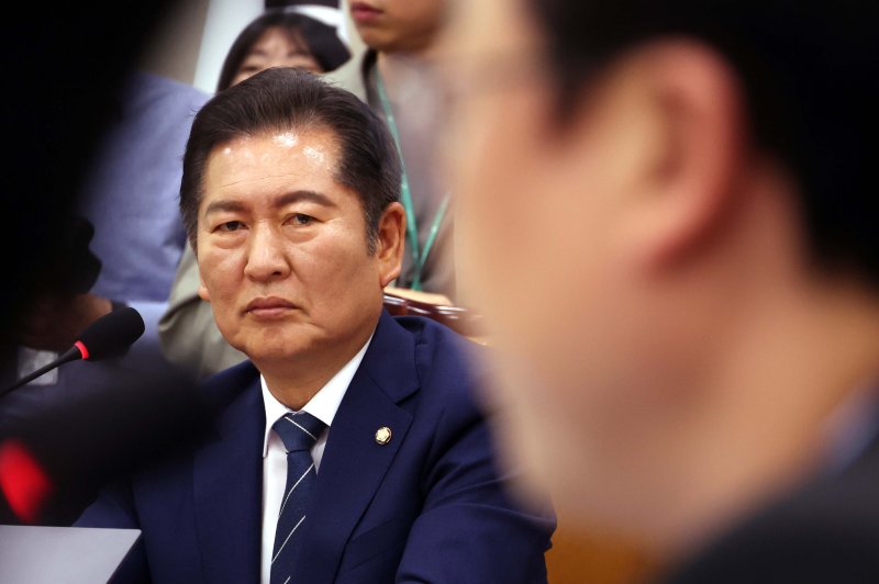[서울=뉴시스] 조성봉 기자 = 정청래 국회 법사위원장이 14일 오전 서울 여의도 국회에서 열린 법제사법위원회 전체라이브스코어 바카라사이트에서 곽규택 국민의힘 의원의 발언을 듣고 있다. 2025.05.14. suncho21@newsis.com