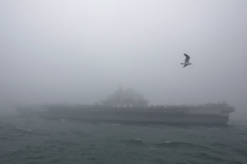 [AP/뉴시스]일본은 자국 동쪽 끝섬인 미나미토리시마(南鳥島) 주변 태평양 배타적경제수역(EEZ)에서 중국 항공모함의 항행을 처음으로 확인하고 공표했다. 사진은 중국 항모 랴오닝호가 2019년 4월23일 칭다오 근해 해상 퍼레이드에 참여하고 있는 모습. 2025.06.09.