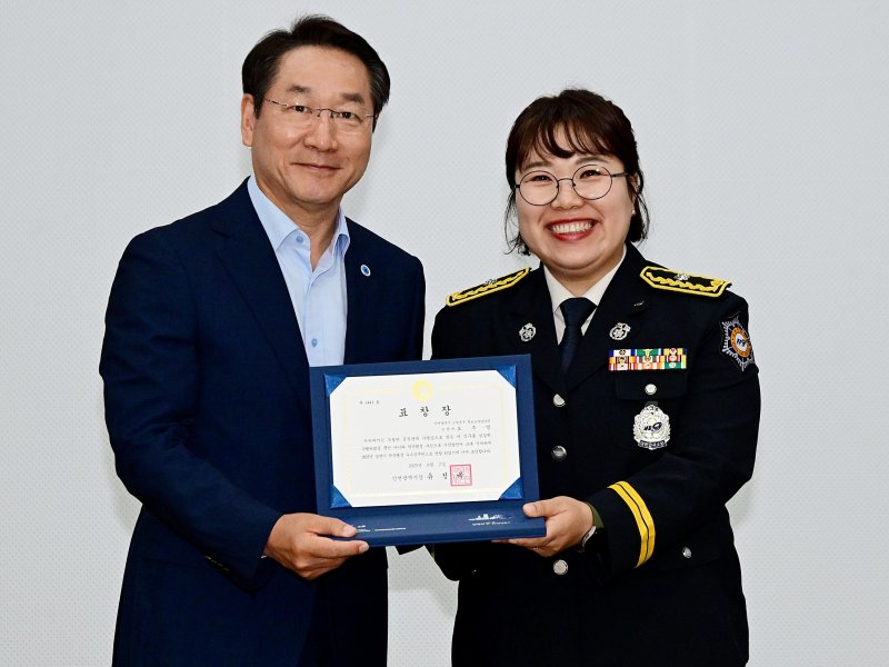 [인천=뉴바카라사이트 카지노사이트] 유정복 인천시장(왼쪽)과 바카라사이트 카지노사이트본부 홍보교육담당관 소속 도주영 소방위가 기념 촬영하고 있다. (사진=바카라사이트 카지노사이트본부 제공) 2025.06.09. photo@newsis.com