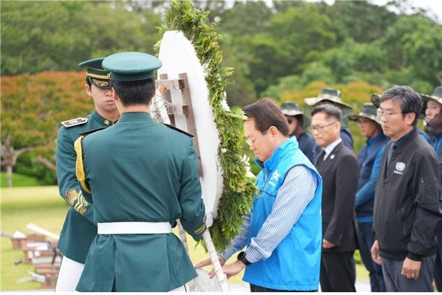 안병길 해진공 사장이 유엔기념공원 추모관에서 봉사활동에 앞서 호국영령에 참배를 하고 있다.(한국해양진흥공사 제공)