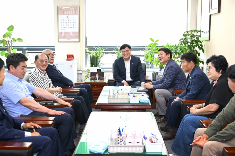 [창원=뉴시스]9일 안전한 바카라사이트 안전한 바카라사이트환경위원회 위원장실에서 허동원(가운데) 위원장 주재로 경상남도소상공인연합회와 소통 간담회가 열리고 있다.(사진=안전한 바카라사이트 제공) 2025.06.09. photo@newsis.com