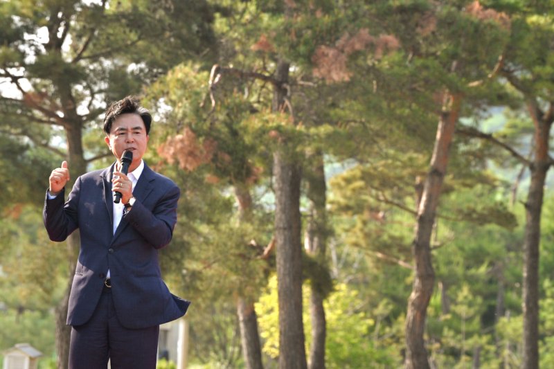 [홍성=뉴시스] 김태흠 충남지사가 9일 메이저 바카라사이트 굿모닝 북부스포츠센터에서 열린 '종축장이전개발 범천안시민 추진위원회 창설 30주년 기념식 및 국가산업단지 유치 기념탑 준공식'에 참석, 천안 국가산단 개발에 힘쓸 것을 약속하고 있다. (사진=충남도 제공) 2025.06.09. photo@newsis.com *재판매 및 DB 금지