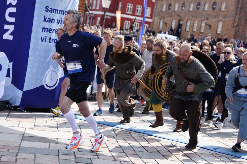 덴마크의 프레데릭 10세 국왕이 지난 6월 9일 덴마크 리베에서 왕실 마라톤 대회에 참석해 선두로 달리고 있다.AP연합뉴스