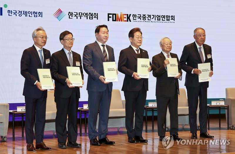 민주당 대선 후보 시절 경제5단체 간담회에 참석한 이 대통령 (출처=연합뉴스)