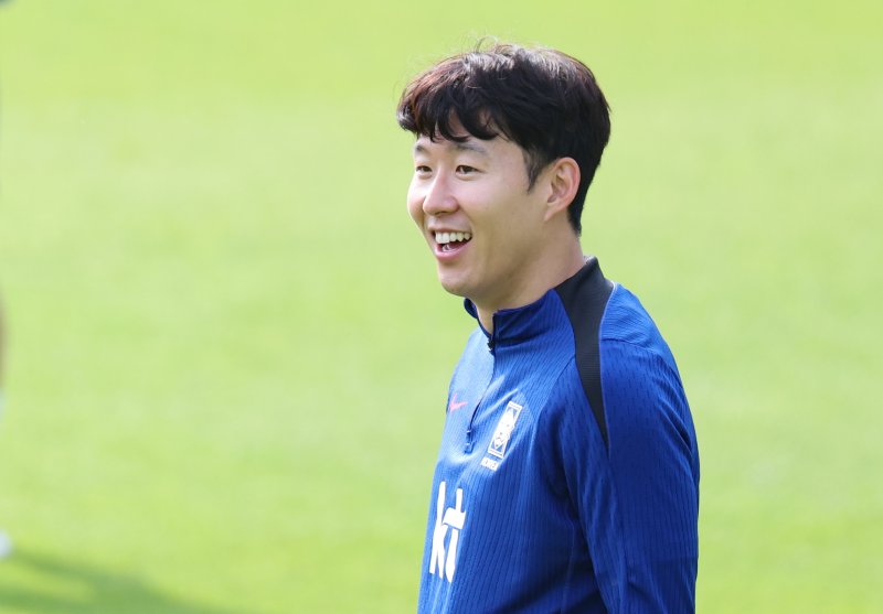 [파주=뉴시스] 황준선 기자 = 대한민국 축구 국가대표팀 주장 손흥민이 지난 8일 오후 경기 파주시 국가대표트레이닝센터(NFC)에서 훈련을 하고 있다.대한민국 축구 국가대표팀은 오는 10일 서울월드컵경기장에서 쿠웨이트와 2026 국제축구연맹(FIFA) 북중미 월드컵 아시아 지역 3차 예선 B조 최종 10차전을 치른다. 2025.06.08. hwang@newsis.com