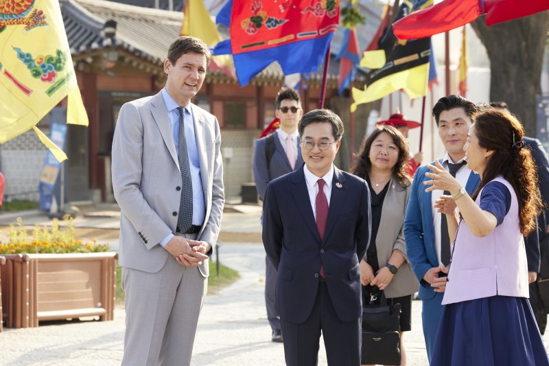 [수원=뉴시스] 9일 오후 화성행궁에서 김동연 경기도지사와 David Eby BC주 수상이 행궁 시찰을 하고 있다. (사진=경기도 제공) 2025.06.09. photo@newsis.com *재판매 및 DB 금지