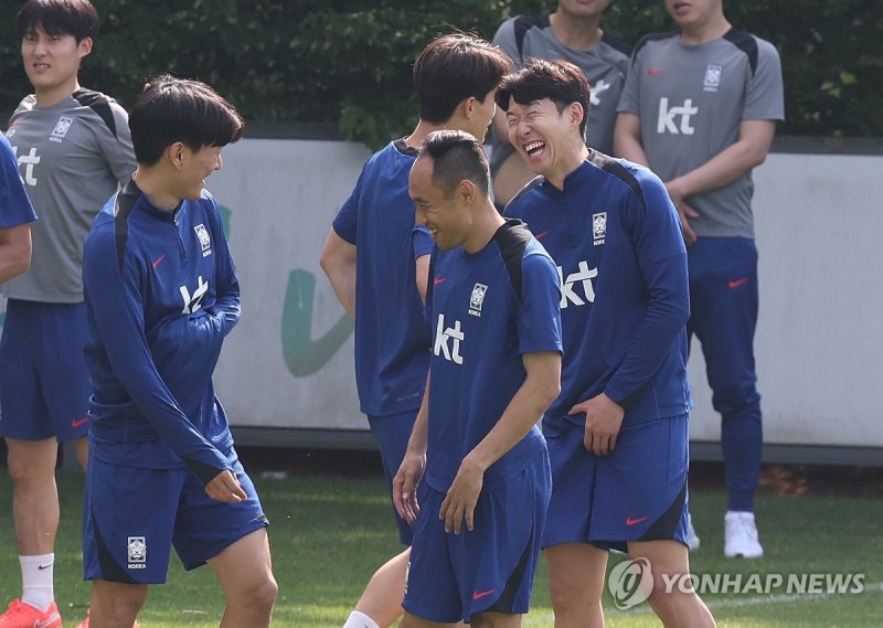 웃으며 훈련 (출처=연합뉴스)