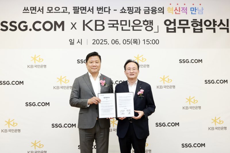 지난 5일 서울 영등포구 SSG닷컴 본사에서 열린 업무협약 체결식에서 최훈학 SSG닷컴 대표이사(왼쪽)와 이환주 메이저 바카라사이트 장난감국민메이저 바카라사이트 장난감장이 기념사진을 촬영하고 있다. SSG닷컴 제공
