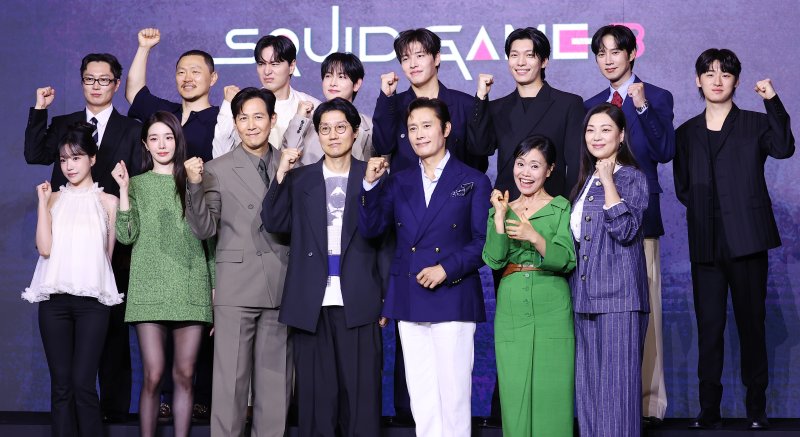 9일 서울 용산구 드래곤시티 호텔에서 열린 넷플릭스 글로벌 흥행작 '오징어 바카라사이트 소닉' 시즌3 제작발표회에서 감독 및 출연 배우들이 포즈를 취하고 있다. 연합뉴스