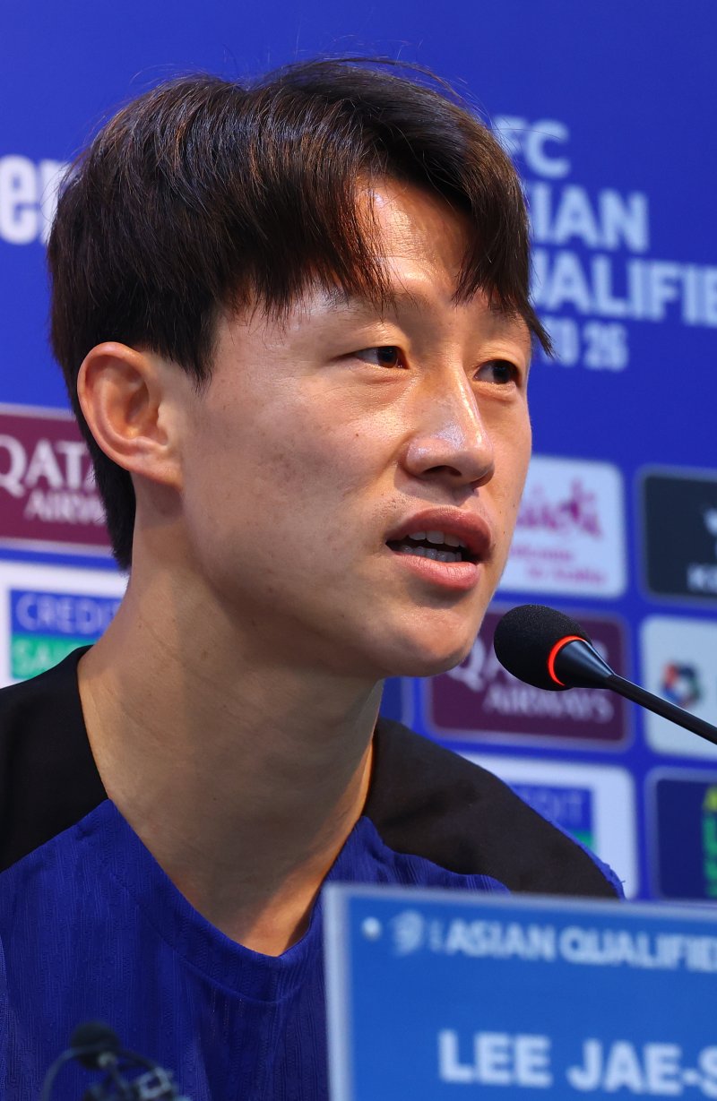 [서울=뉴시스] 박주성 기자 = 9일 서울 마포구 서울월드컵경기장에서 대한민국 축구대표팀 이재성 선수가 내일 있을 2026 국제축구연맹(FIFA) 북중미 월드컵 아시아 3차 예선 조별리그 B조 10차전 쿠웨이트전 훈련 전 기자회견을 하고 있다. 2025.06.09. park7691@newsis.com