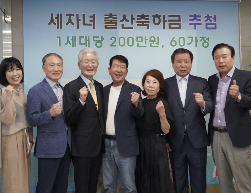 '2025년 제15회차 메이저 바카라축하금 추첨 행사'에 참석한 김영식세자녀메이저 바카라지원재단 김현주 이사, 공영석 이사, 김재철 이사, 김영식 이사장, 김윤순 이사, 이경신 이사, 강성재 이사(왼쪽부터) 등이 기념촬영을 하고 있다. 김영식세자녀메이저 바카라지원재단 제공