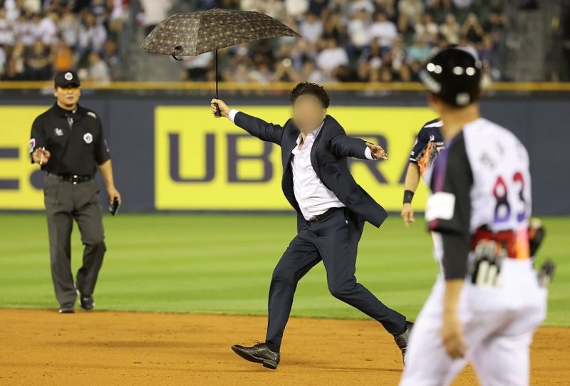 잠실 프로야구 경기 중 난입한 남자, 벌금 수준이 ㅎㄷㄷ