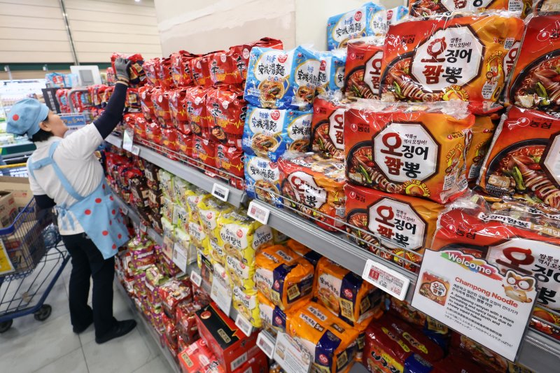 지난 5월 소비자물가 상승률이 5개월 만에 1%대로 내렸지만, 유독 먹거리 물가만은 높은 상승세를 이어가고 있다. 지난 2023년 일부 업체가 가격을 인하하기도 했던 라면은 지난달 전년 동월 대비 6.2% 상승해 1년 8개월 만에 가장 큰 폭으로 가격이 올랐다. 8일 서울의 한 대형마트에서 직원이 라면을 정리하고 있다. 2025.6.8/뉴스1 ⓒ News1 민경석 기자
