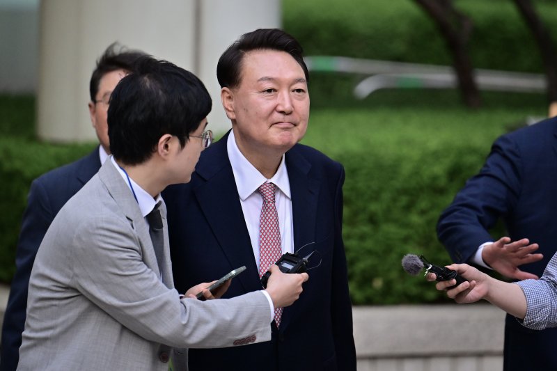 윤석열 전 대통령이 9일 오후 서울 서초구 중앙지방법원바카라 용어 열린 내란 우두머리 혐의, 직권남용 권리행사방해 혐의 사건 6차 공판을 마친 후 취재진의 질문을 받으며 법원을 나서고 있다./사진=뉴스1