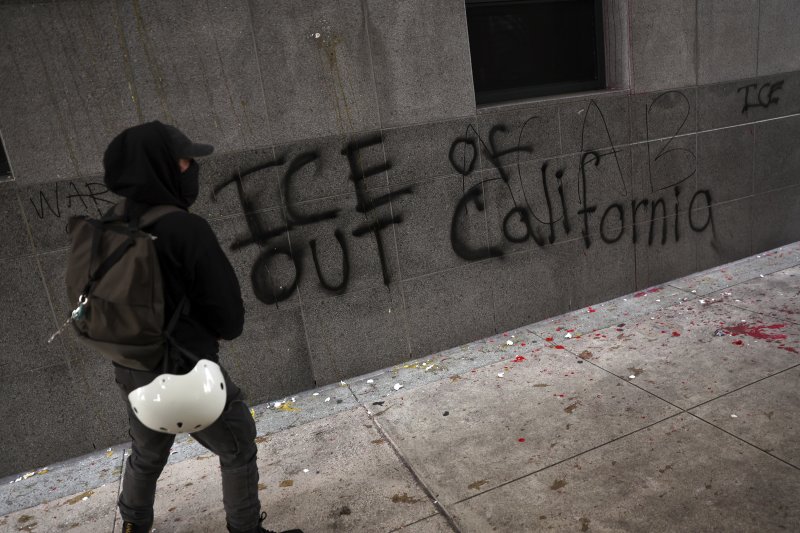 [AP/뉴시스] 연방이민 사무실에 낙서 시위