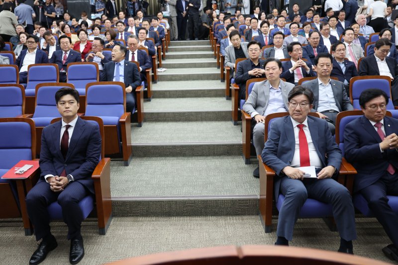 [서울=뉴시스] 권창회 기자 = 김용태 국민의힘 비상대책위원장과 권성동 원내대표가 9일 서울 여의도 국회에서 열린 의원총회에 참석해 자리하고 있다. 2025.06.09. kch0523@newsis.com
