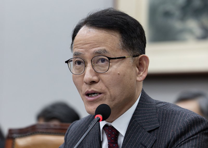 이충상 국가인권위원회 상임위원이 17일 오후 서울 여의도 국회 운영위원회 전체회의에서 의원 질의에 답변하고 있다 2025.1.17/뉴스1 ⓒ News1 이재명 기자