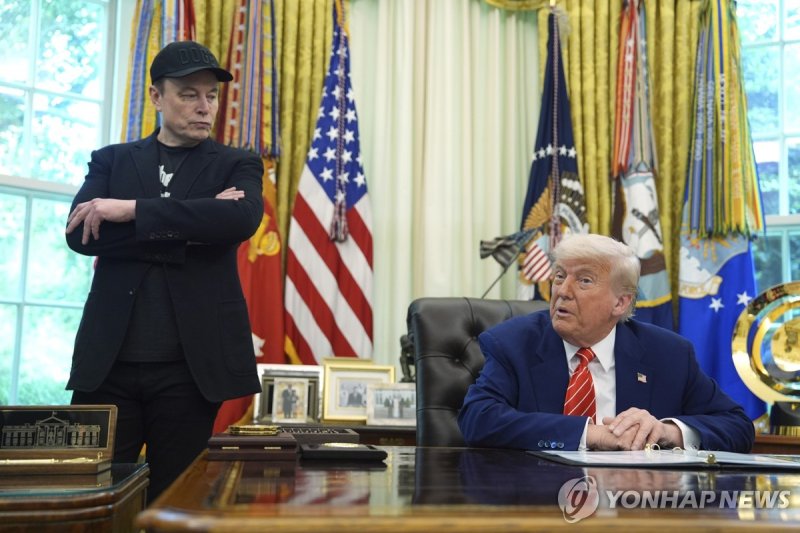 지난 5월 30일 백악관에서 조우한 일론 머스크와 트럼프 미국 대통령 (출처=연합뉴스)