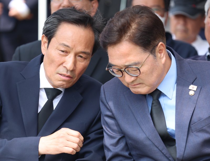 [서울=뉴시스] 박주성 기자 = 우원식 국회의장과 대통령실 초대 정무수석에 임명된 우상호 이한열민주화운동기념사업회 이사장이 9일 오후 서울 마포구 연세대 이한열동산에서 열린 제38주기 이한열 추모제에서 대화를 나누고 있다.(공동취재) 2025.06.09. park7691@newsis.com