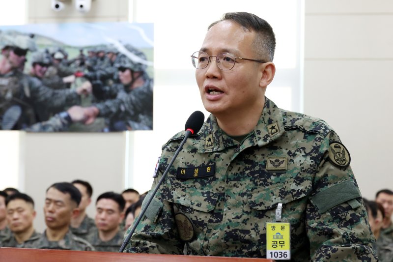 [서울=뉴시스] 조성우 기자 = 이상현 특수전사령부 제1공수여단장이 지난 2월 21일 오후 서울 여의도 국회에서 열린 윤석열 정부의 비상계엄 선포를 통한 내란 혐의 진상규명 국정조사 특별위원회 4차 청문회에서 의원 질의에 답변하고 있다. 2025.06.09. xconfind@newsis.com
