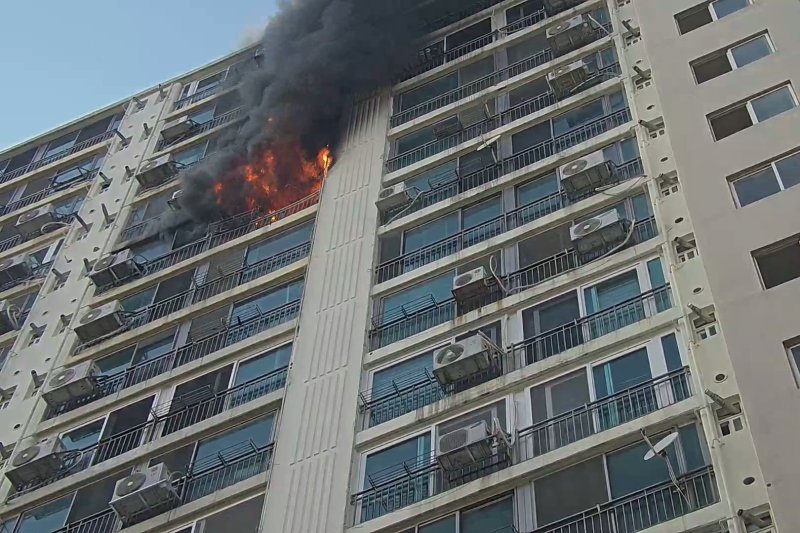 [인천=뉴시스] 9일 오후 인천 부평구 청천동 19층짜리 아파트 15층 세대에서 불이 나 37분 만에 꺼졌다. (사진=인천소방본부 제공) 2025.06.09. photo@newsis.com