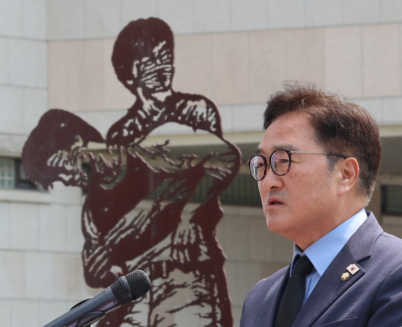 [서울=뉴시스] 박주성 기자 = 우원식 국회의장이 9일 오후 서울 마포구 연세대 이한열동산에서 열린 제38주기 이한열 추모제에서 추모사를 하고 있다.(공동취재) 2025.06.09. park7691@newsis.com