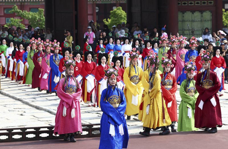 [서울=뉴시스] 김근수 기자 = 8일 오후 서울 종로구 경복궁 근정전에서 세종조 회례연이 펼쳐지고 있다.궁중 연례악과 무용을 재현한 세종조 회례연은 지난 2013년 이후 12년 만에 경복궁에서 다시 열렸다. 2025.06.08. ks@newsis.com