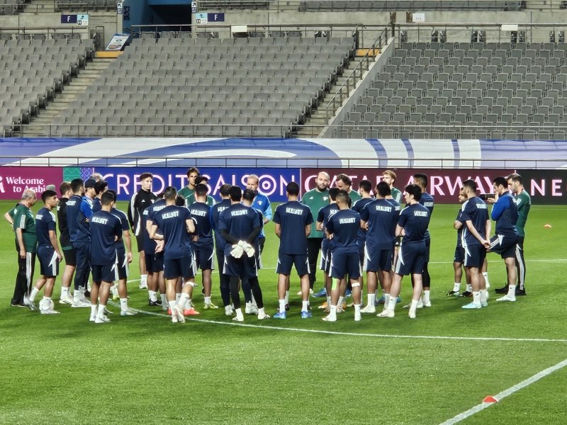 훈련 전 긴 시간 미팅을 나누는 쿠웨이트 선수단 ⓒ News1 안영준 기자