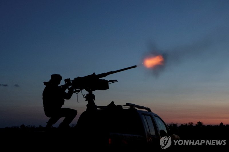 대공 기관총을 쏘는 우크라이나 병사 (출처=연합뉴스)