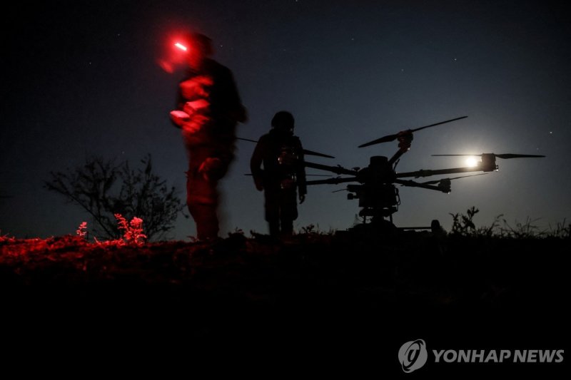 우크라이나군과 드론 (출처=연합뉴스)