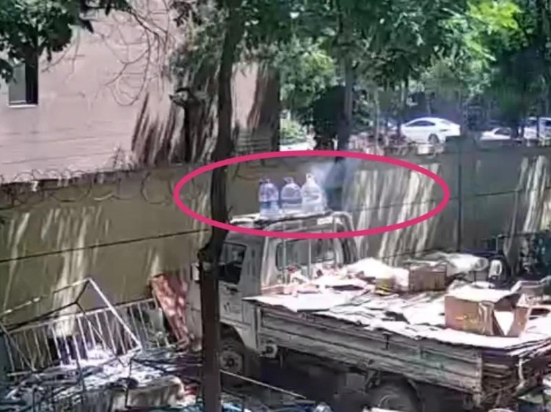 [뉴시스] 중국 베이징의 한 쓰레기 분리수거장에 주차된 트럭 위에 놓여있던 물통 3병에서 불씨가 피어오르는 모습이 CCTV 화면에 담겼다. (사진=광명망) 2025.06.08.