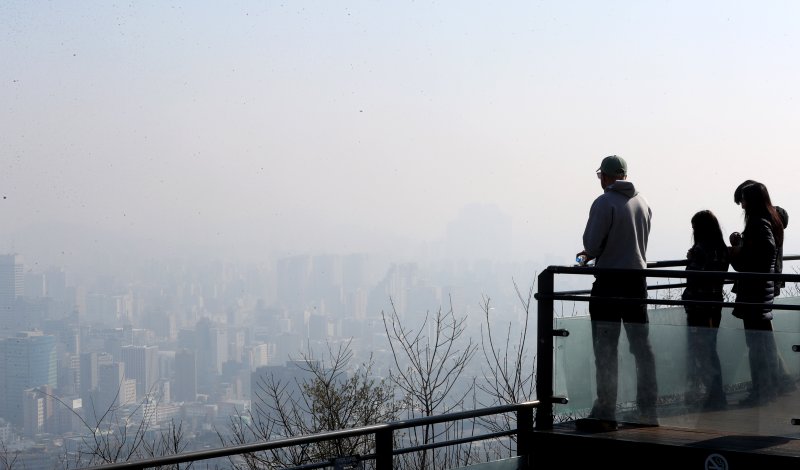 [서울=뉴시스] 김혜진 기자 = 수도권 지역 초미세먼지 농도가 나쁨 수준을 보이는 11일 서울 중구 남산에서 바라본 도심이 뿌옇게 보이고 있다. 2025.04.11. jini@newsis.com