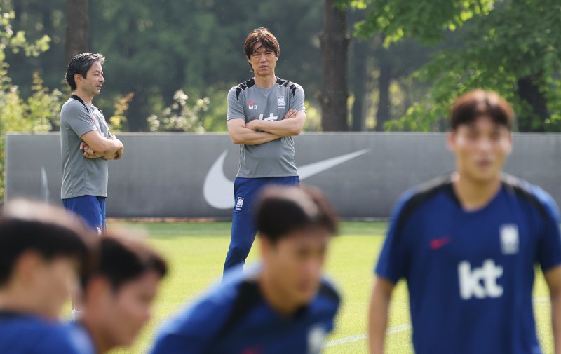홍명보 대한민국 축구 국가대표팀 감독이 8일 오후 경기도 파주시 축구 국가대표 트레이닝센터(NFC)에서 열린 공개 훈련에서 선수들의 컨디션을 점검하고 있다. 2025.6.8/뉴스1 ⓒ News1 오대일 기자
