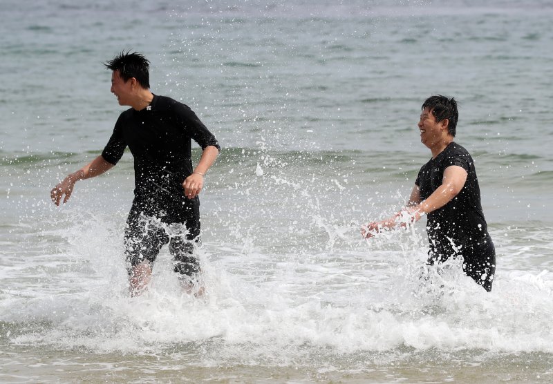 전국적으로 초여름 날씨를 보인 9일 오후 해외 바카라 사이트 해운대해수욕장을 찾은 관광객들이 물놀이를 하며 더위를 식히고 있다. 2025.6.9/해외 바카라 사이트1 ⓒ News1 윤일지 기자