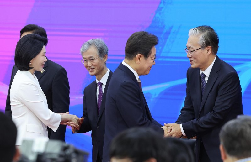 [서울=뉴시스] 국회사진기자단 = 이재명 대통령이 지난 4일 서울 여의도 국회 로텐더홀에서 열린 제21대 대통령 취임선서식을 마친 뒤 김형두 헌법재판소장 권한대행과 인사하고 있다. 왼쪽부터 김혜경 여사, 조희대 대법원장, 이 대통령, 김 헌재소장 권한대행. 2025.06.10. photo@newsis.com