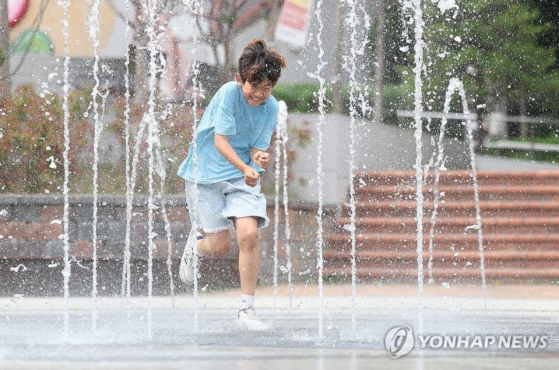 초여름 더위에 '깜짝' (출처=연합뉴스)