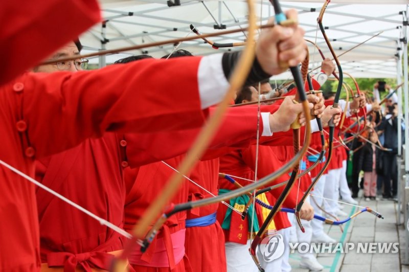 명궁들의 조준 (출처=연합뉴스)