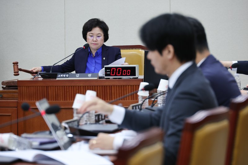 김현 과학기술정보방송통신위원회 정보통신방송법안심사소위원장이 9일 서울 여의도 국회에서 열린 방송 4법 법률안에 대한 공청회에서 개의를 알리고 있다. 2025.5.9/뉴스1 ⓒ News1 안은나 기자