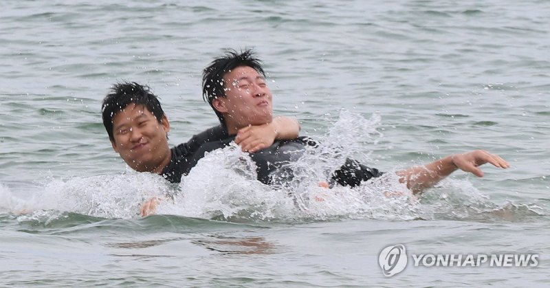 부산 해운대서 무더위 식히는 물놀이 (출처=연합뉴스)