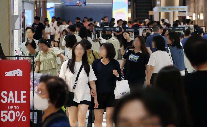 패션·뷰티 업계가 본격적인 여름을 앞두고 휴가 시즌을 겨냥한 대규모 할인 행사를 개최한다. 서울 시내 한 대형 쇼핑몰을 찾은 시민들이 더위를 피해 막바지 여름휴가를 보내고 있다. 2024.8.11/뉴스1 ⓒ News1 임세영 기자