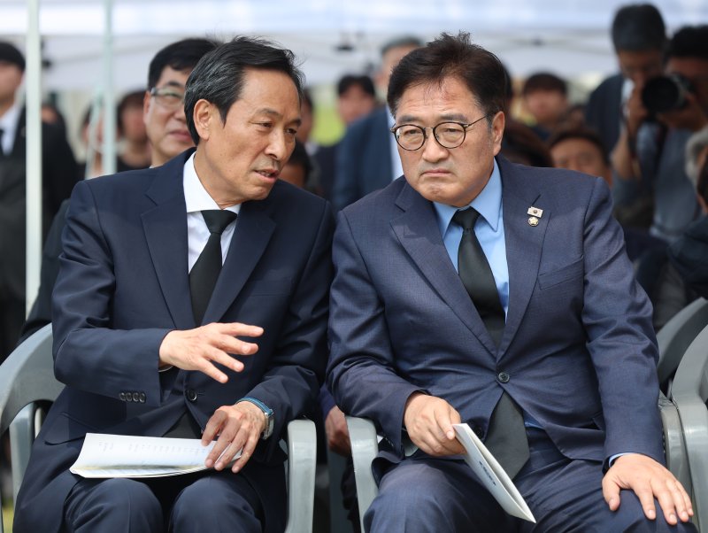 [서울=뉴시스] 박주성 기자 = 우원식 국회의장과 대통령실 초대 정무바카라 베팅에 임명된 우상호 이한열민주화운동기념사업회 이사장이 9일 오후 서울 마포구 연세대 이한열동산에서 열린 제38주기 이한열 추모제에서 대화를 나누고 있다.(공동취재) 2025.06.09. park7691@newsis.com