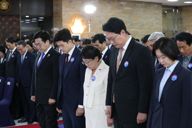 박찬대 더불어무료 바카라사이트당 대표 직무대행 겸 원내대표, 김용태 국민의힘 비상대책위원장, 김선민 조국혁신당 대표 권한대행, 천하람 개혁신당 대표 권한대행, 김재연 진보당 대표가 4일 오전 서울 여의도 국회에서 열린 제21대 대통령 취임 선서에 참석해 묵념하고 있다. 2025.6.4/무료 바카라사이트1 ⓒ News1 국회사진기자단